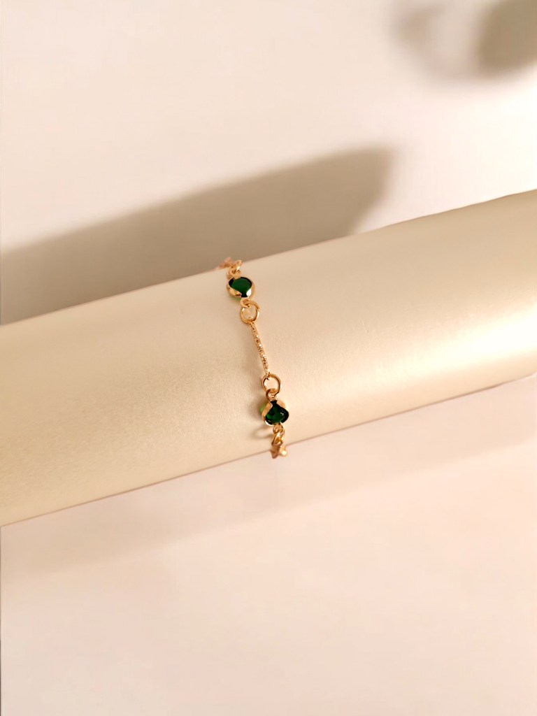 Delicate Green Stone Chain Bracelet – Gold-Plated Elegance 
