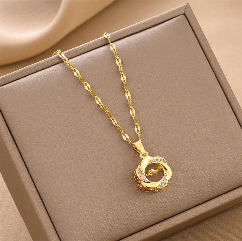 18K Gold-Plated Flower Pendant Necklace