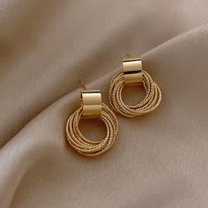 Elegant Retro Gold Circular Pendant Drop Earrings