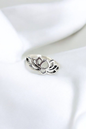 [RG-552-433-Slv-7] Lotus Bloom Ring