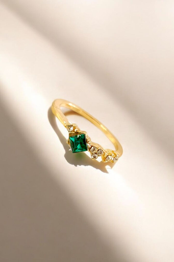 [RG-586-467-Gol-8] Emerald Kiss Ring 